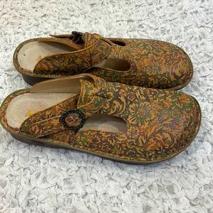 Women’s Alegria Clogs: Size 39, Leather Upper, 1.5” Heel, Brown Burgundy